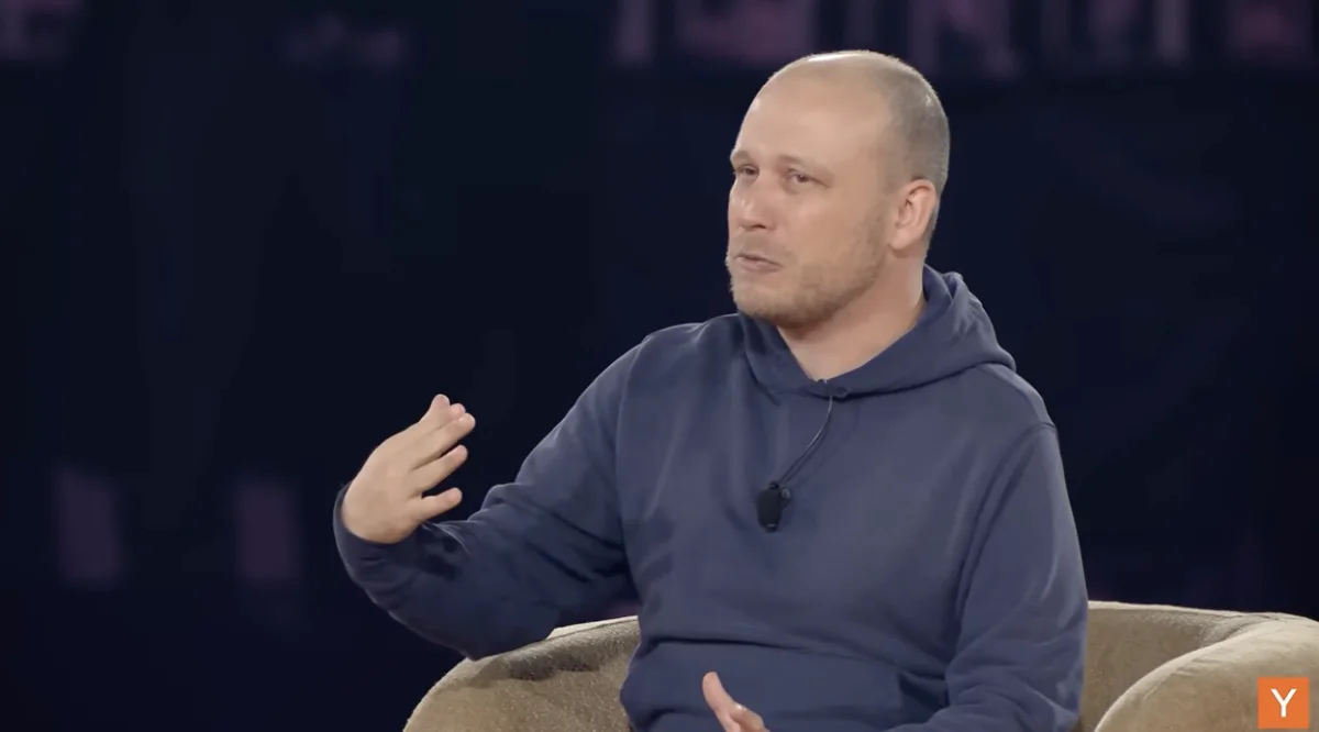 Boris Cherny im Interview auf einer Bühne bei Y Combinator