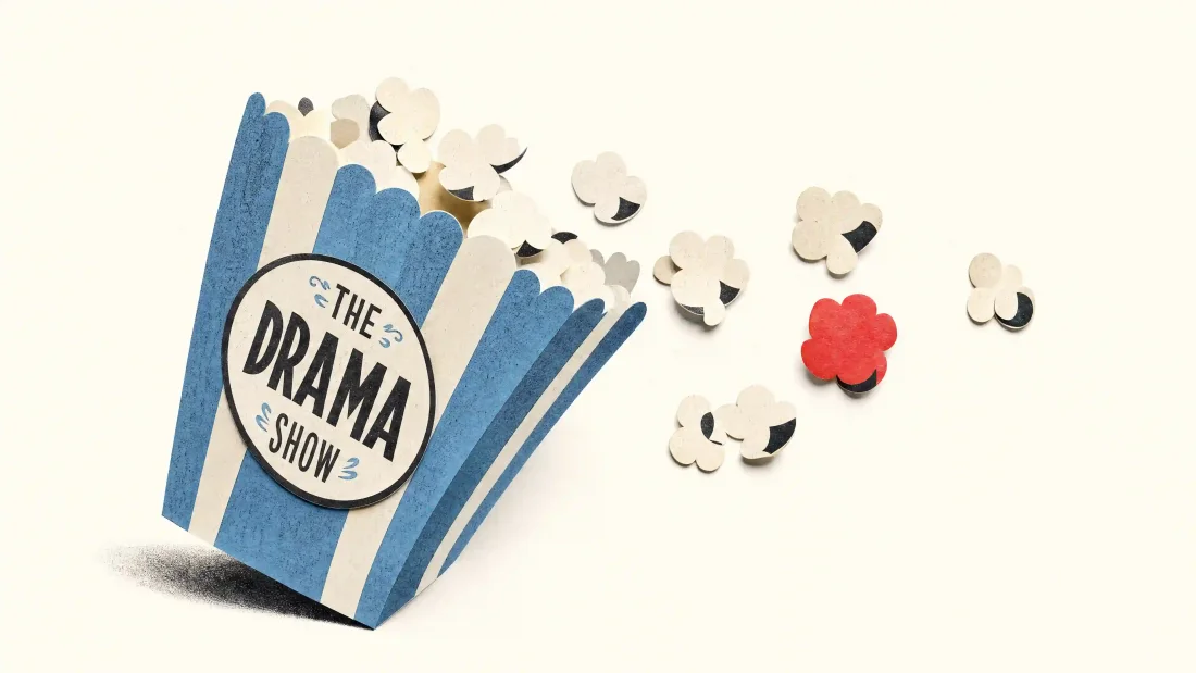 Papiercollage: eine umgekippte Popcorn-Tüte mit der Aufschrift „The Drama Show“, Popcorn fliegt heraus.